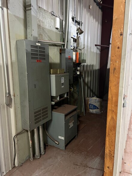 More Photos Of 240 Corporate Dr, Sibley Distribution For Sale