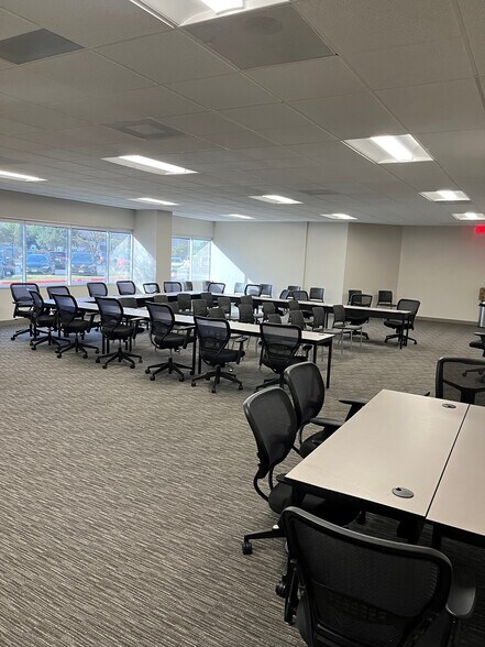 More Photos Of 7929 Brookriver Dr, Dallas Office For Sale