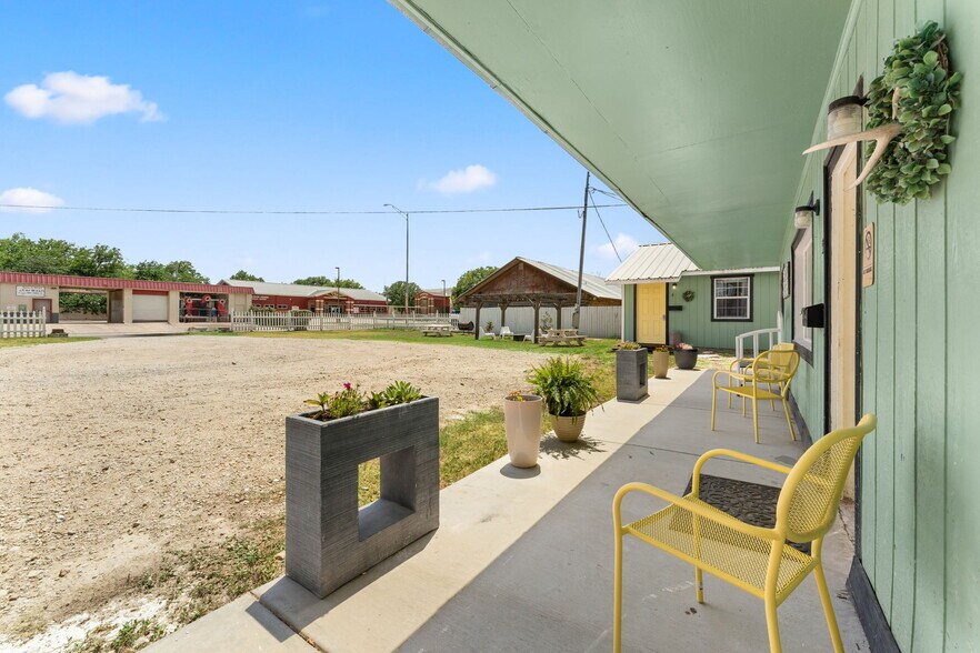 More Photos Of 702 W Wallace St, San Saba Hotel For Sale