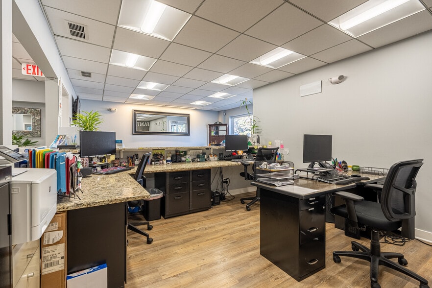 More Photos Of 912 Busse Hwy, Park Ridge Office For Lease