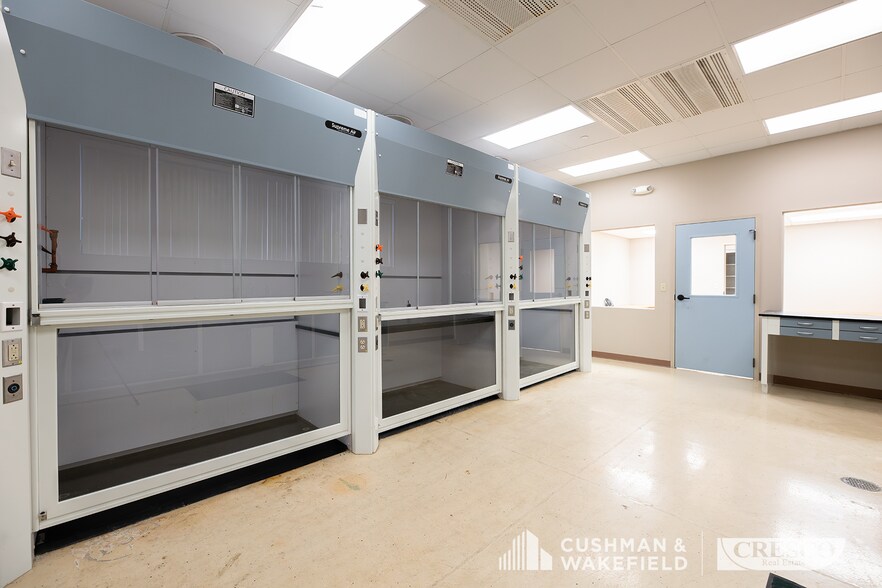 More Photos Of 62 N Summit St, Akron Manufacturing For Sale