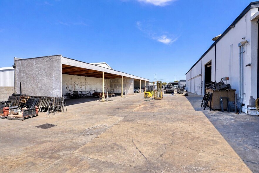 More Photos Of 1005 E Orangethorpe Ave, Anaheim Warehouse For Sale