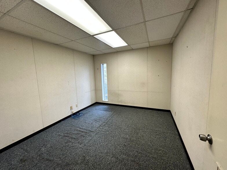 More Photos Of 1102 Longfellow Dr, Beaumont Office For Lease