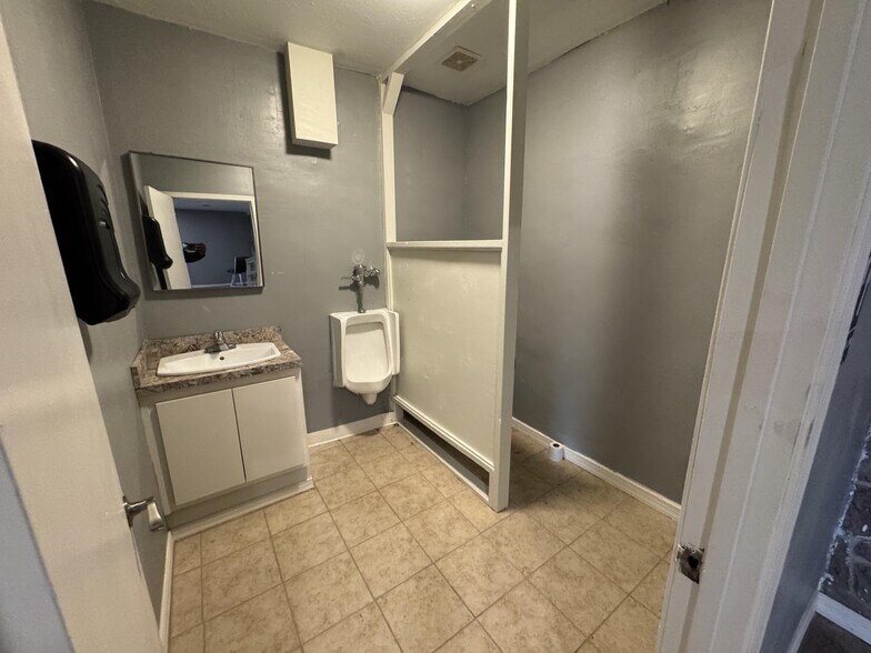 More Photos Of 7854 Moncrief-Dinsmore Rd, Jacksonville Freestanding For Sale