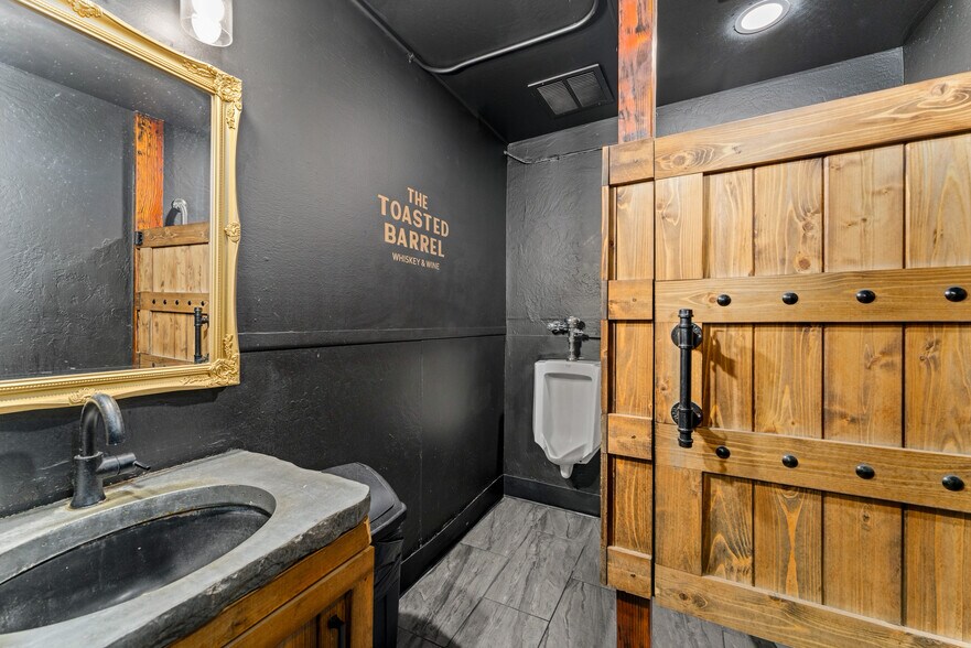 More Photos Of 2039 Redwood Ave, Grants Pass Restaurant For Sale