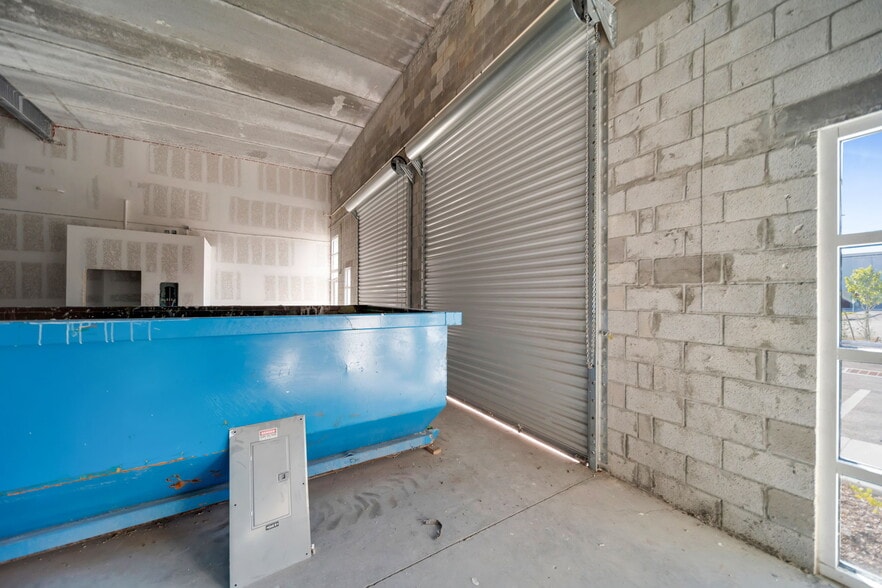More Photos Of 1913 NE 10th Ter, Cape Coral Flex For Lease