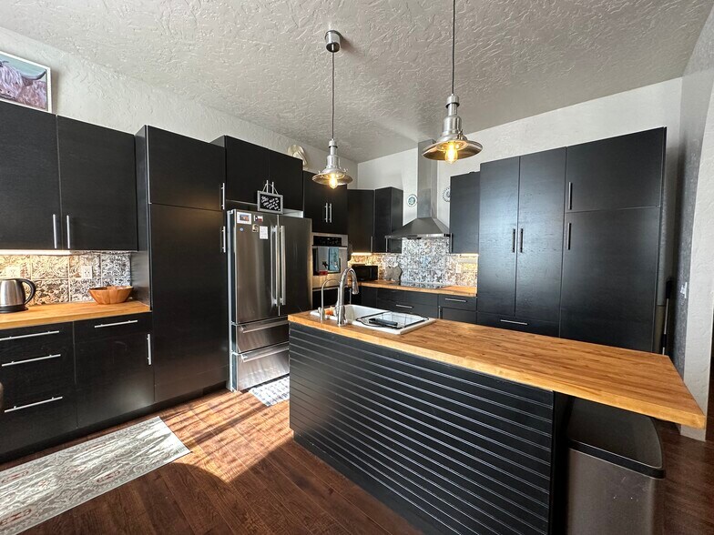 More Photos Of 101 N Waggoner St, Electra Flex For Sale