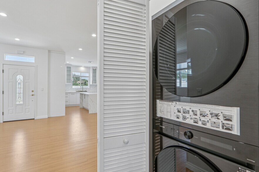 More Photos Of 17148 Stare St, Northridge Apartments For Sale