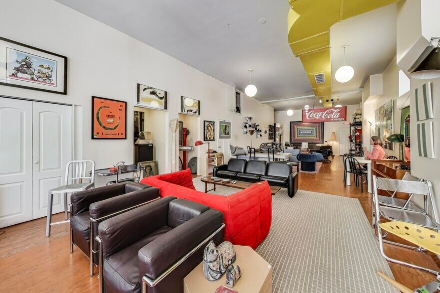 More Photos Of 918 N Ashland Ave, Chicago General Retail For Lease