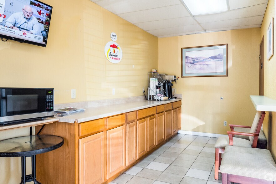 More Photos Of 1610 Cedar St, Raton Hotel For Sale