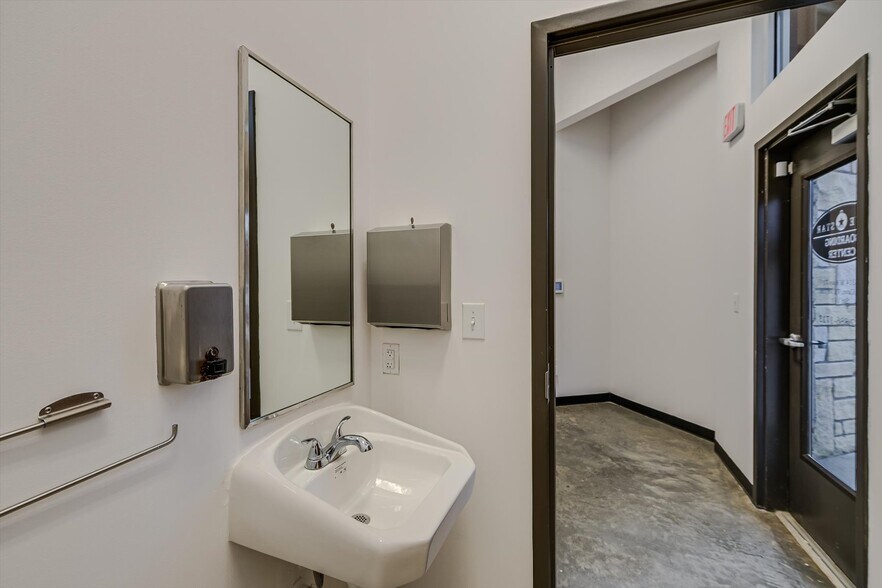 More Photos Of 15314 W State Highway 71, Bee Cave Office For Lease