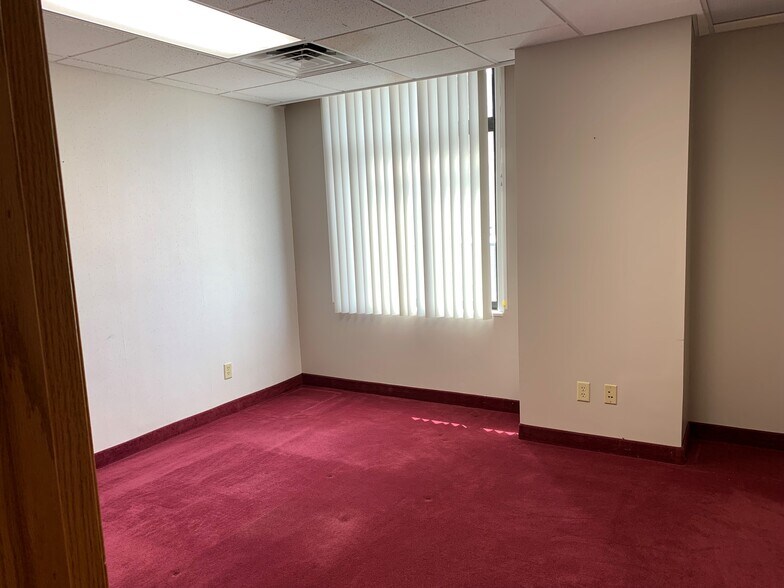 More Photos Of 505-511 5th St, Sioux City Office For Sale