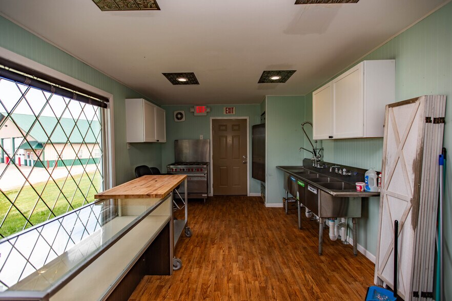 More Photos Of 308 Dale Dr, Montfort General Retail For Sale