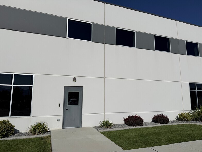 More Photos Of 1550 S Distribution Dr, Salt Lake City Flex For Lease