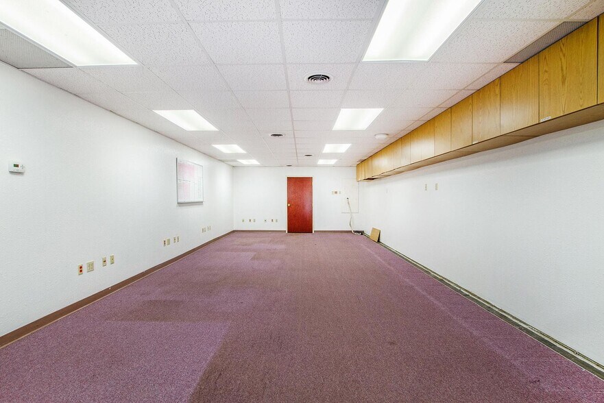 More Photos Of 600 N Clark St, Albion Auto Dealership For Sale
