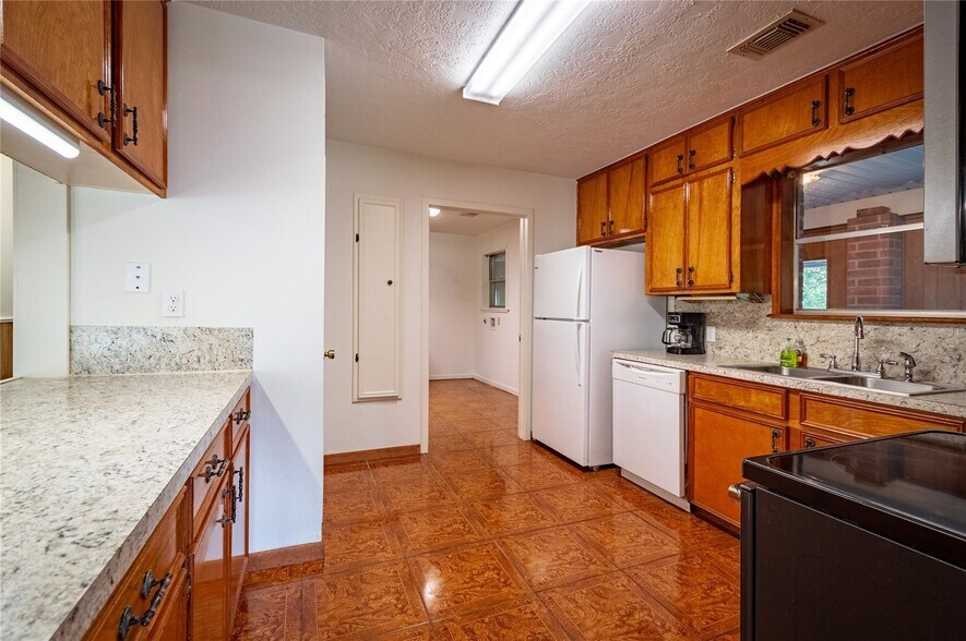 More Photos Of 1213 Lakeland Loop, Hilltop Lakes Specialty For Sale