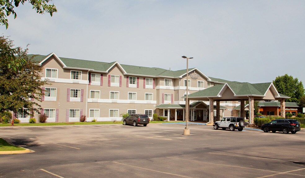 Primary Photo Of 1801 Cabelas Ln, Prairie Du Chien Hotel For Sale