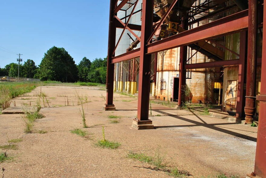 More Photos Of 220 Progress Blvd, Longview Warehouse For Lease
