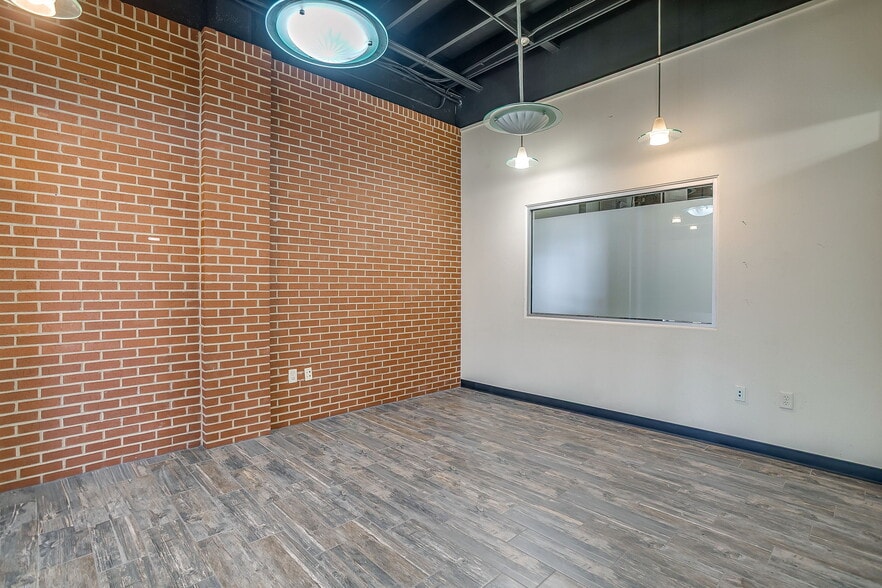 More Photos Of 5938 Eden Dr, Haltom City Warehouse For Lease