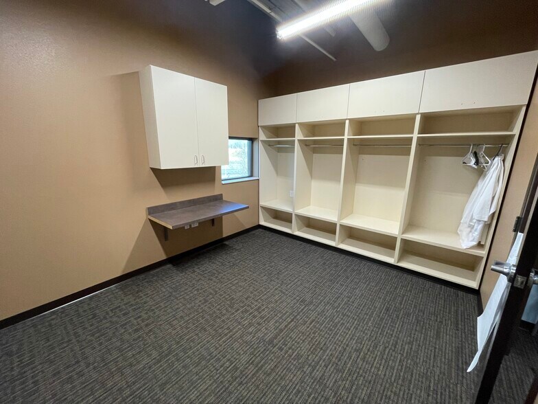 More Photos Of 8570 Northwest Blvd, Indianapolis Medical For Lease