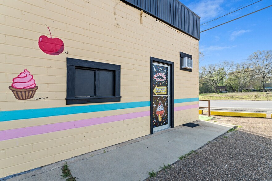 More Photos Of 201 E Bluff St, Woodville Restaurant For Sale