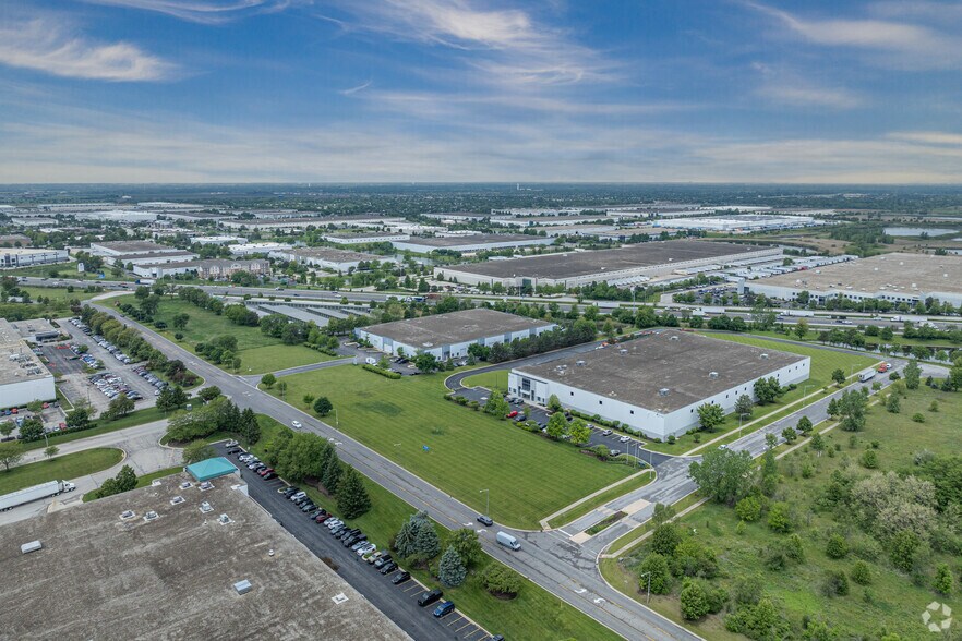 More Photos Of 1000 W Crossroads Pkwy, Bolingbrook Warehouse For Lease