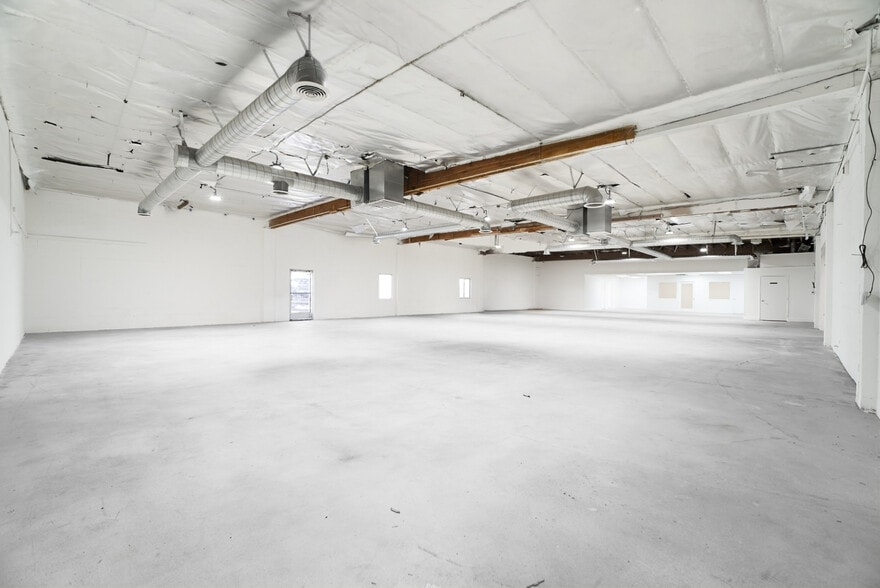 More Photos Of 15013-15019 Califa St, Van Nuys Manufacturing For Lease