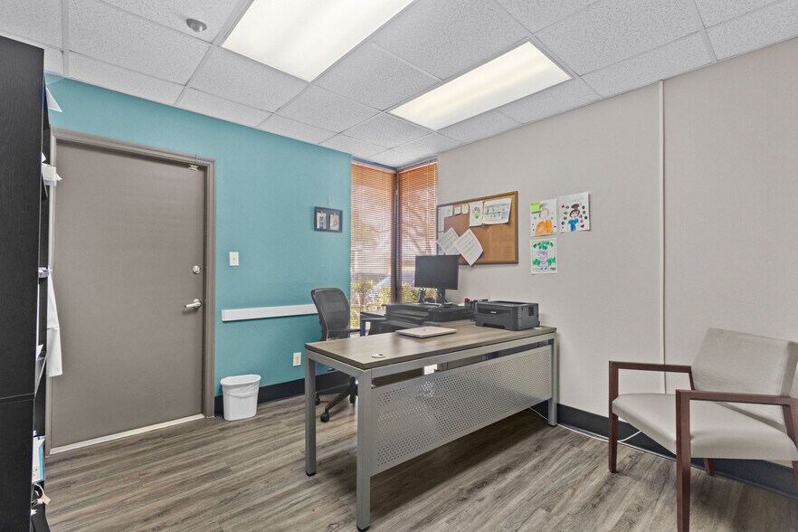 More Photos Of 413 W Robertson St, Brandon Office For Sale