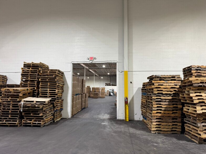 More Photos Of 9990 E I-10 Fwy, Houston Warehouse For Lease