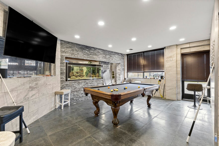 Primary Photo Of 8301 W Chicago, Detroit Flex For Sale