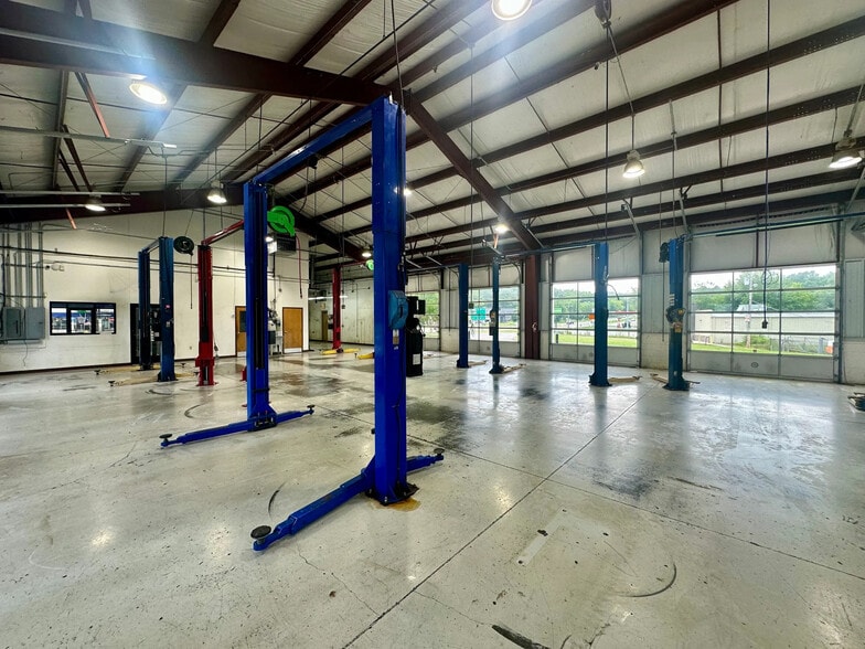 More Photos Of 9009 Oak Ridge Hwy, Knoxville Auto Repair For Lease