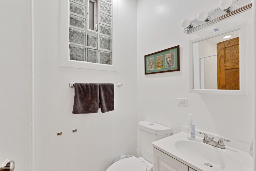 More Photos Of 4301 N Damen Ave, Chicago Office For Lease