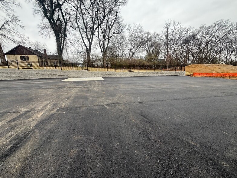 More Photos Of 136 Shivel Dr, Hendersonville Flex For Lease