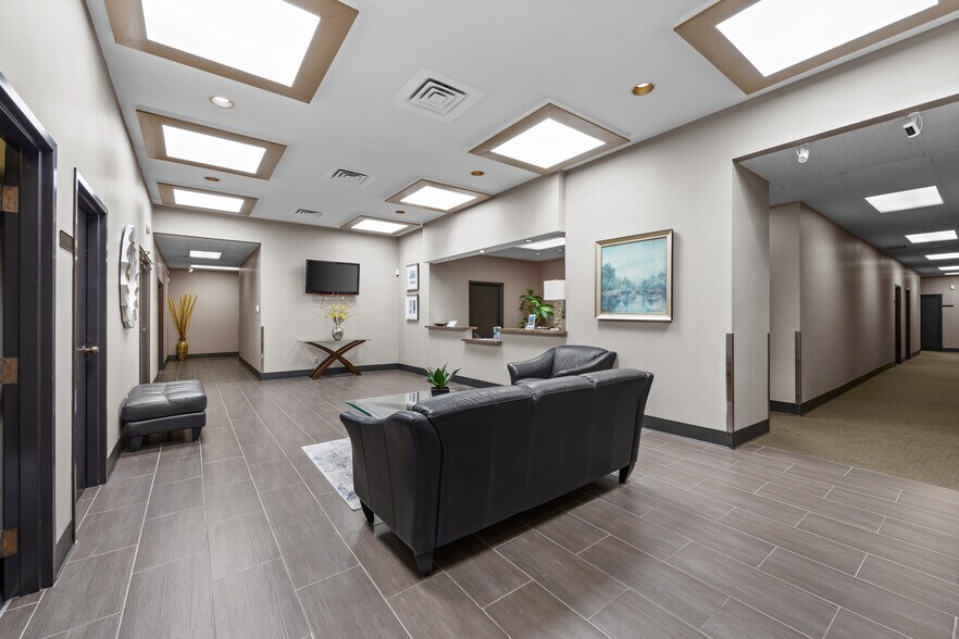More Photos Of 8001 E R L Thornton Fwy, Dallas Office For Lease