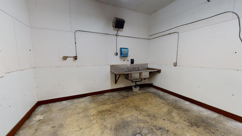 More Photos Of 1425 SE 9th St, Warrenton Warehouse For Sale