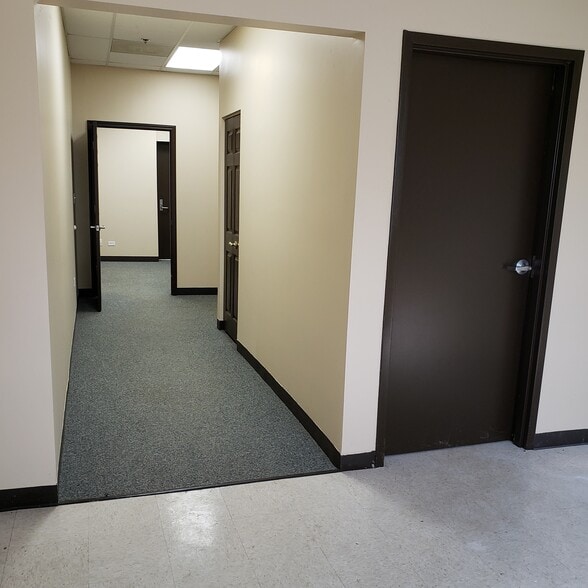 More Photos Of 554 Anderson Dr, Romeoville Warehouse For Lease