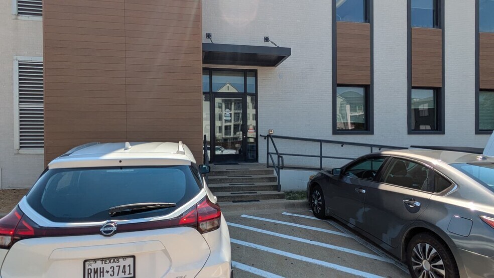 More Photos Of 1130 Beachview St, Dallas Medical For Lease