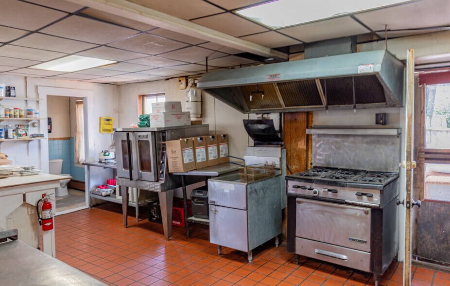 More Photos Of 157 Main St, Belgrade Hotel For Lease