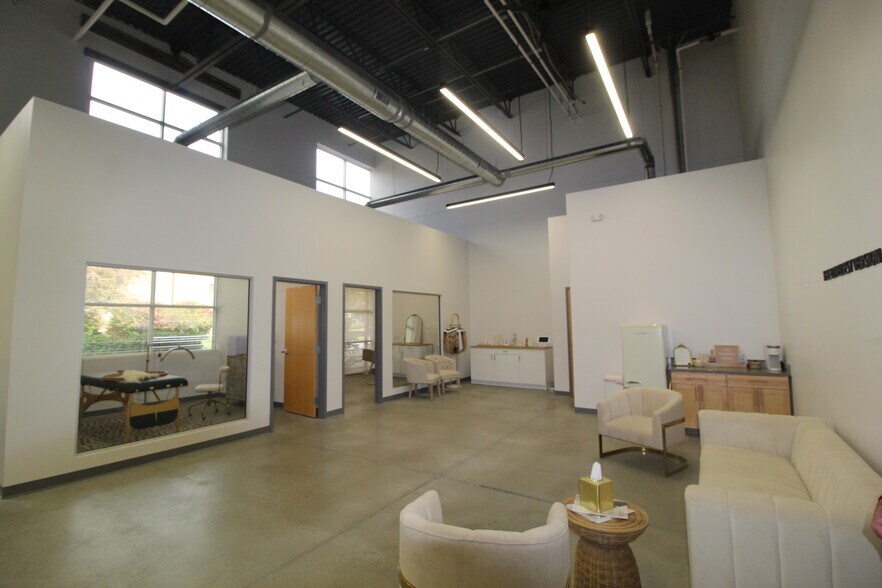 More Photos Of 653 McCorkle Blvd, Westerville Flex For Lease