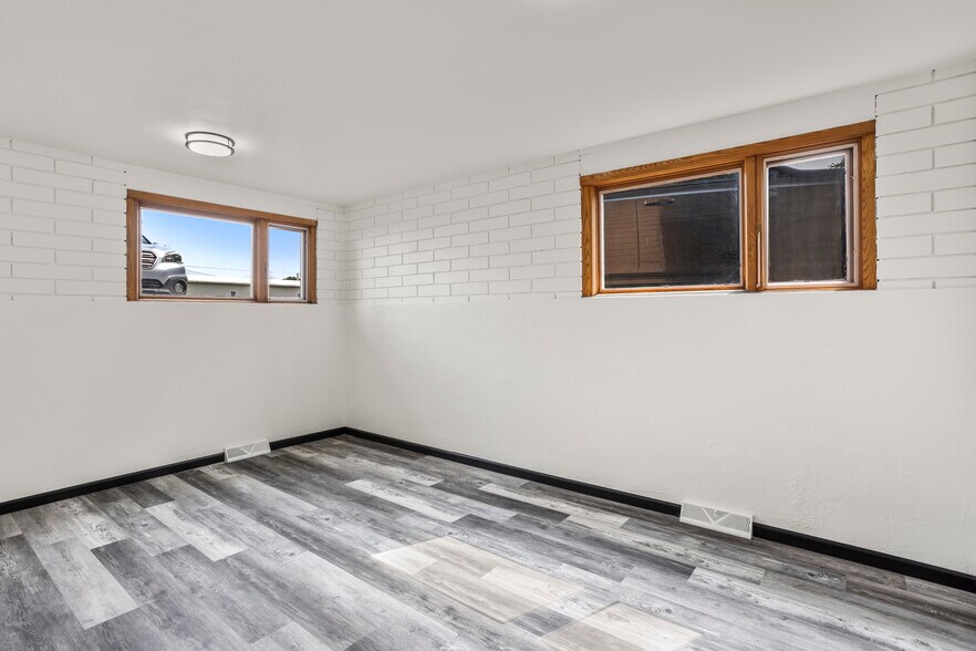 More Photos Of 400 S Linwood Ave, Appleton Office For Sale