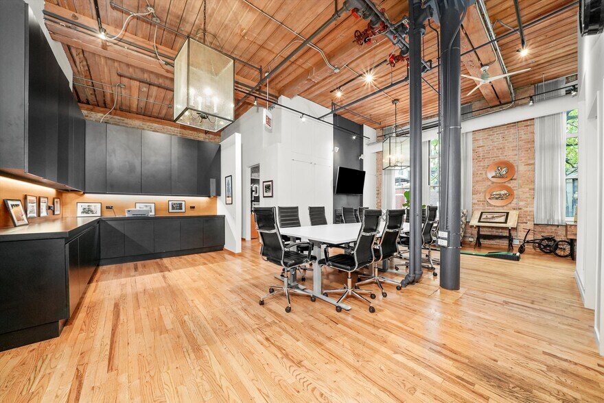 More Photos Of 1327 W Washington Blvd, Chicago Loft Creative Space For Lease