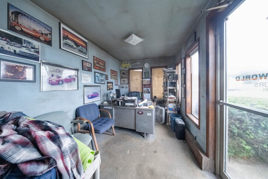 More Photos Of 305 W Scenic Rivers Blvd, Salem Specialty For Sale