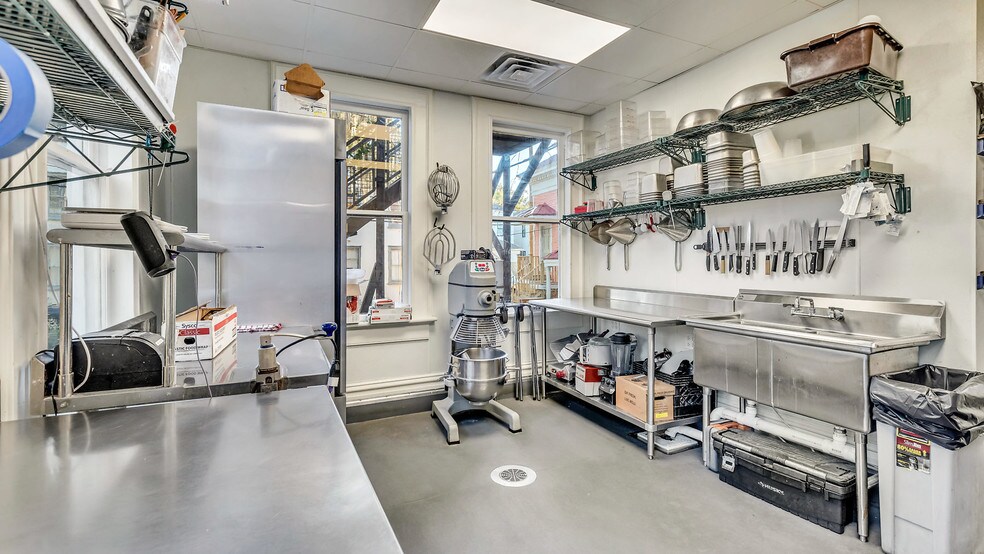 More Photos Of 119 E 37th St, Savannah Restaurant For Sale