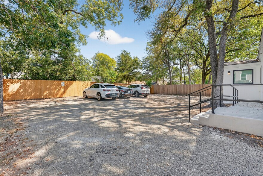 More Photos Of 1708 W Koenig Ln, Austin Office Residential For Lease