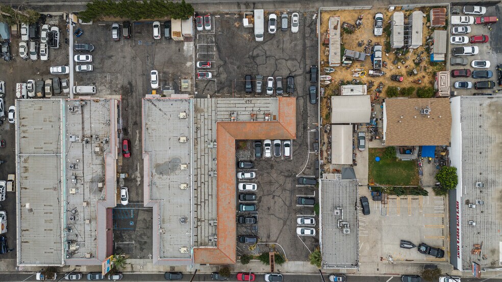 More Photos Of 20200 Saticoy St, Winnetka Storefront Retail Office For Lease