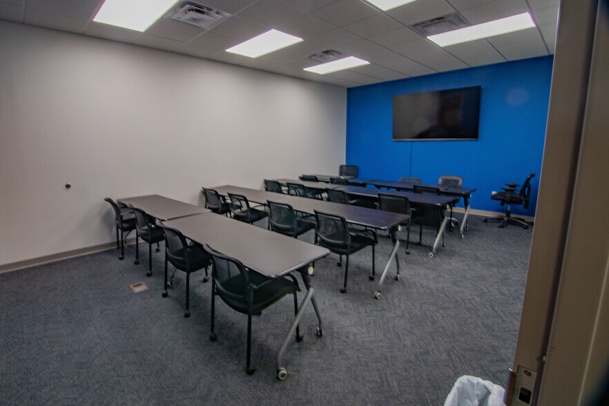 More Photos Of 371 Transpoint Dr, Dupo Warehouse For Lease