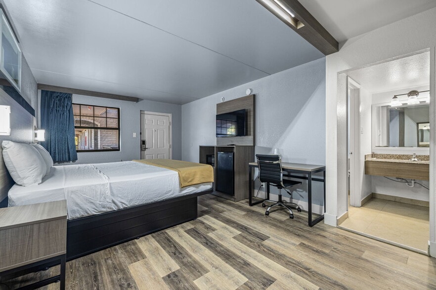 More Photos Of 2904 Melbourne St, Tampa Hotel For Sale