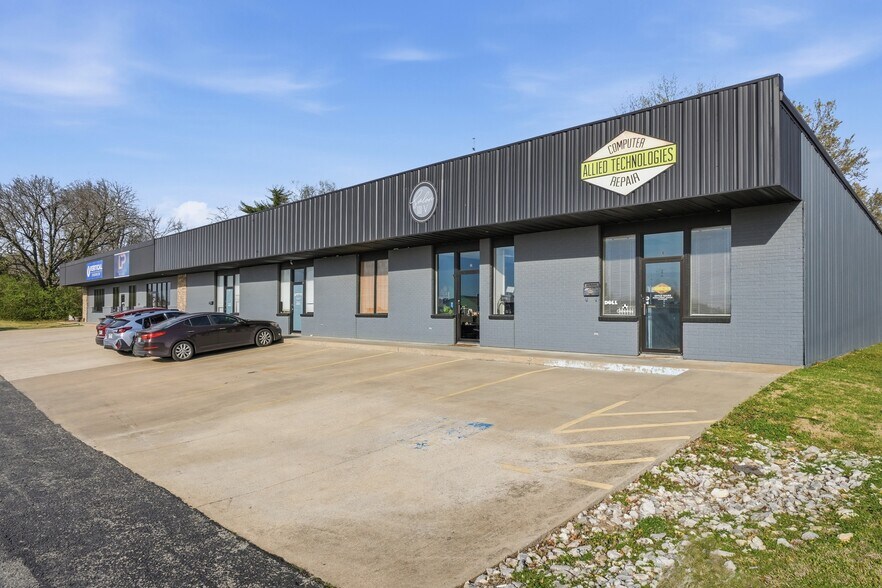 More Photos Of 3416-3422 N College Ave, Fayetteville Unknown For Lease