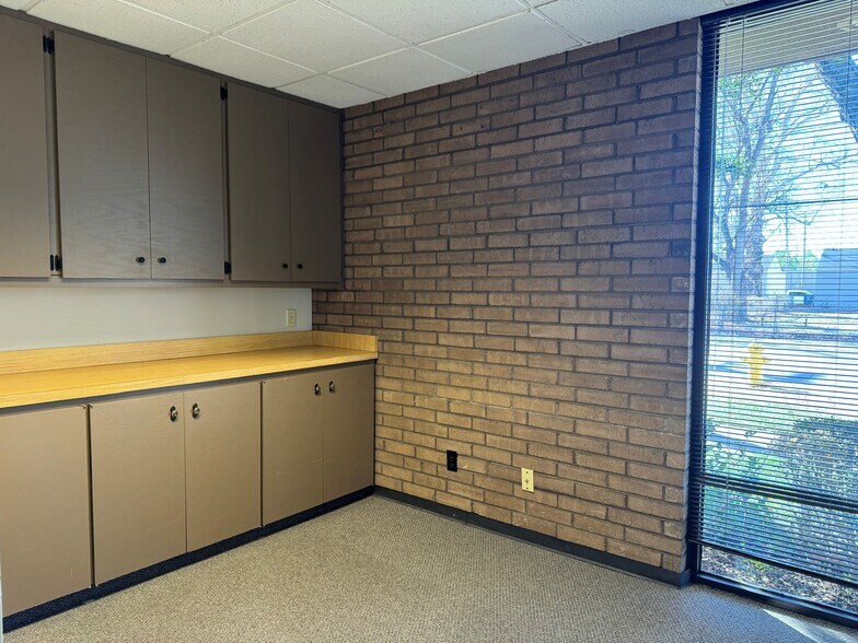 More Photos Of 1703 E Skelly Dr, Tulsa Office For Lease