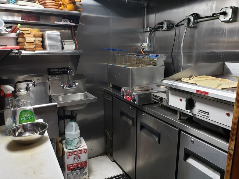 More Photos Of 291 Hooper St, Brooklyn Bar For Lease